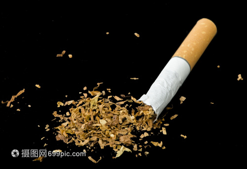 破烂烟的孤立摄影棚拍