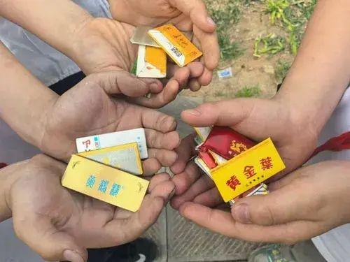 三年级男孩因成绩退步25名,父亲怒烧近千张烟卡,评论区炸了