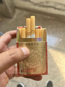 阿里山小金花 这款烟外观还是挺唬人的,金灿灿的,阳光下拿出来亮闪闪,上面一朵刺绣...