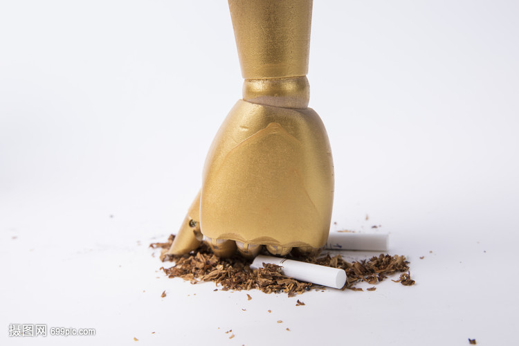 拿着烟的手