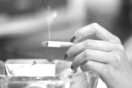 女性烟民,把烟戒掉吧! 女性吸烟怀孕胎儿极易畸形 羡慕有“范儿”爱上烟